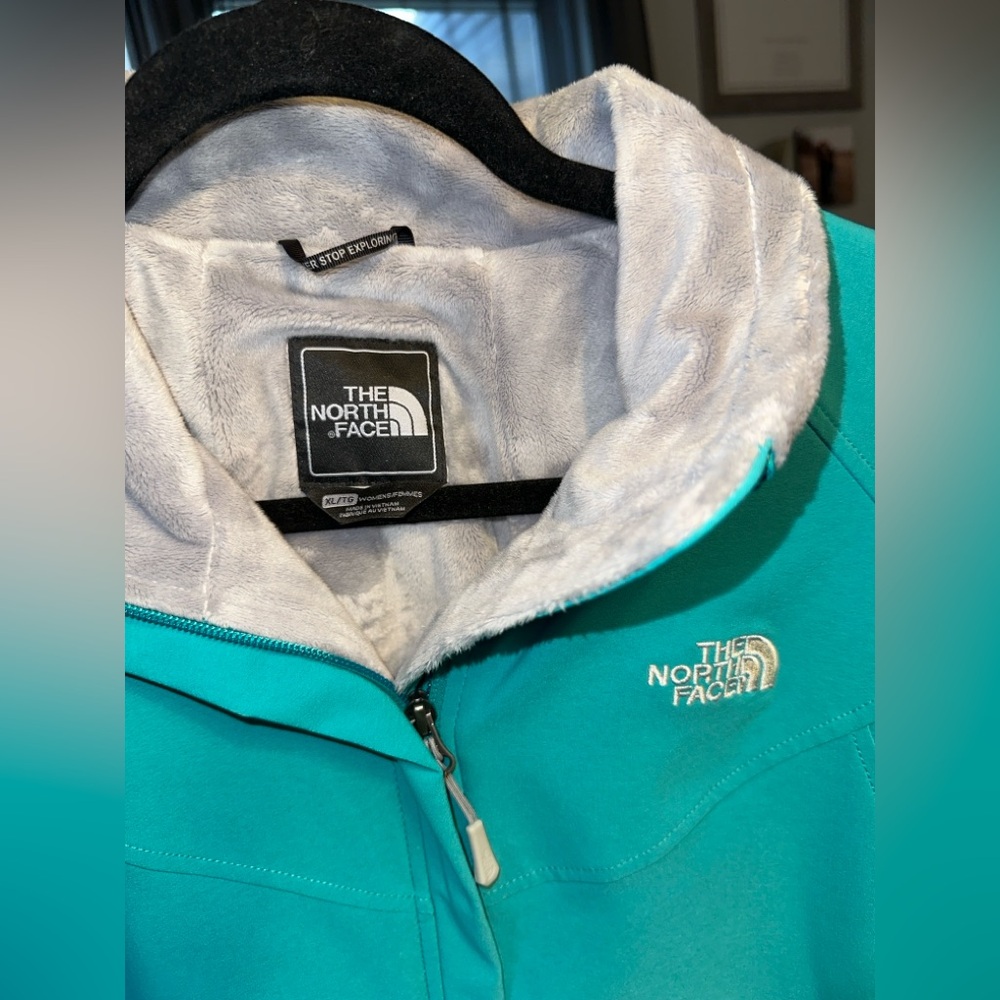 The north face teal jacket XL lined with fur. Super comfy. Like new